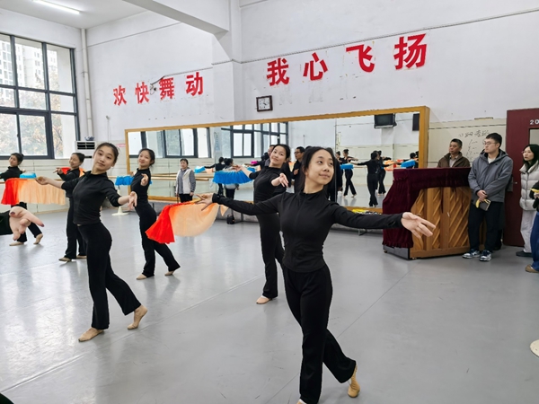 姚征帆一行考察舞蹈学院专业课教学.jpg