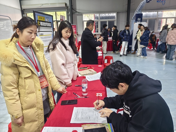 毕业生与用人单位沟通，了解岗位情况1.jpg