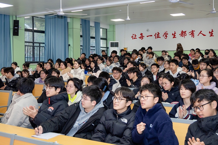 02.11-2宣讲会座无虚席.jpg