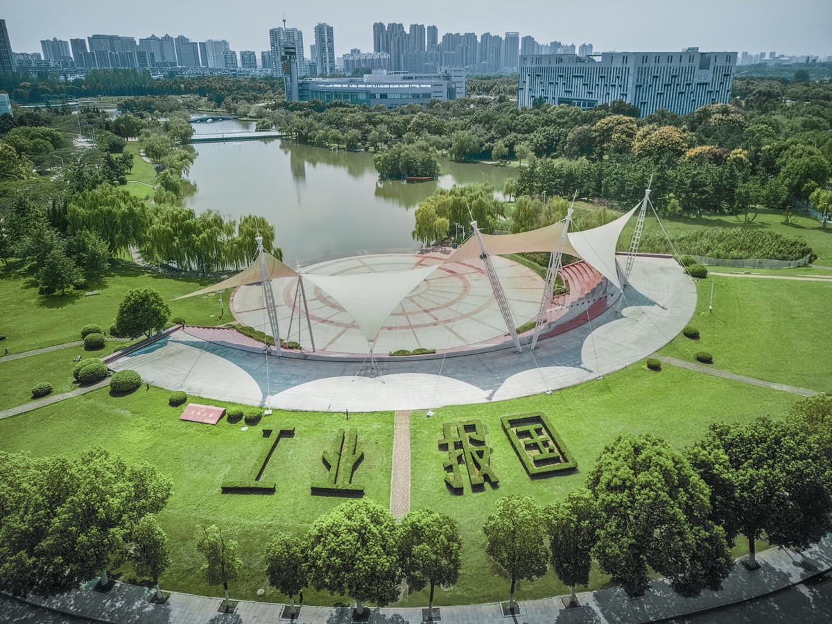 翡翠湖校区音乐广场-风劲扬帆.jpg
